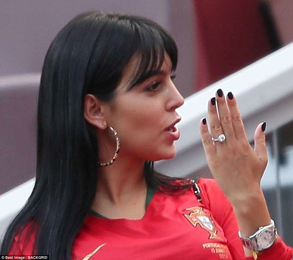 Chiếc nhẫn mà cô đang đeo không thoát khỏi ống kính phóng viên và được cho là món quà cầu hôn của Ronaldo.