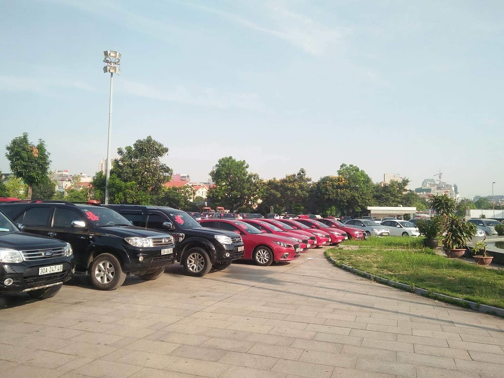 Đám cưới siêu khủng của đại gia Hà Nội: 200 xe hơi và đãi khách bằng cua huỳnh đế