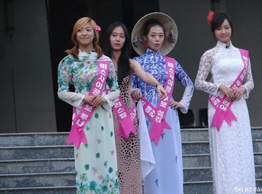 MOMOLAND và loạt mỹ nhân Hàn đẹp đốn tim trong tà áo dài Việt