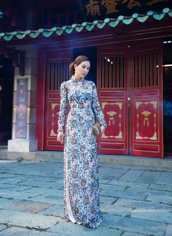 Hoa hậu Thu Hoài nền nã, sang trọng trong tà áo dài của NTK Công Trí