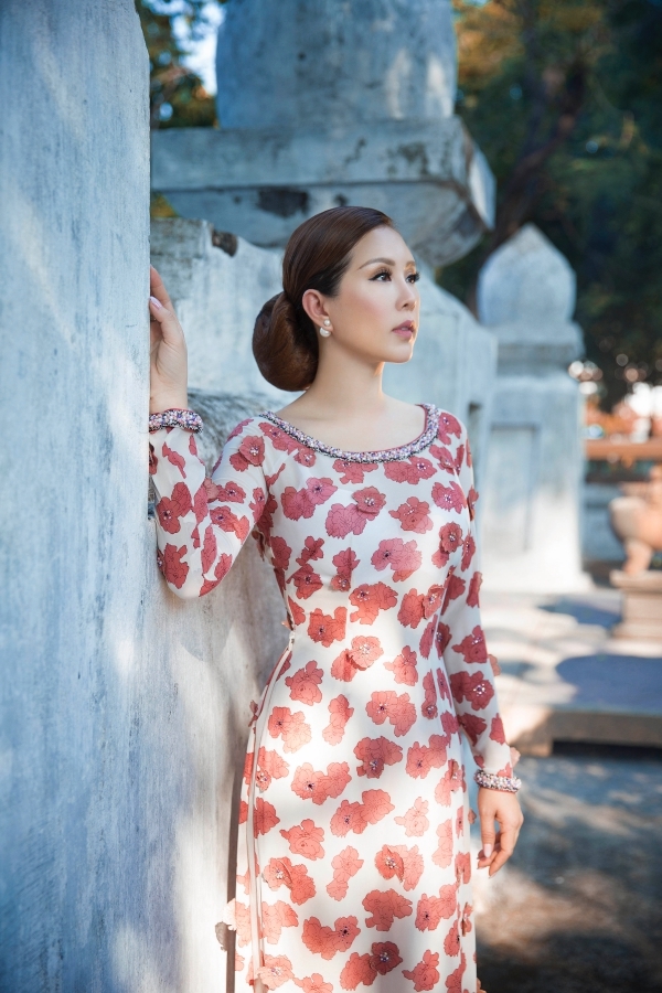 Hoa hậu Thu Hoài nền nã, sang trọng trong tà áo dài của NTK Công Trí