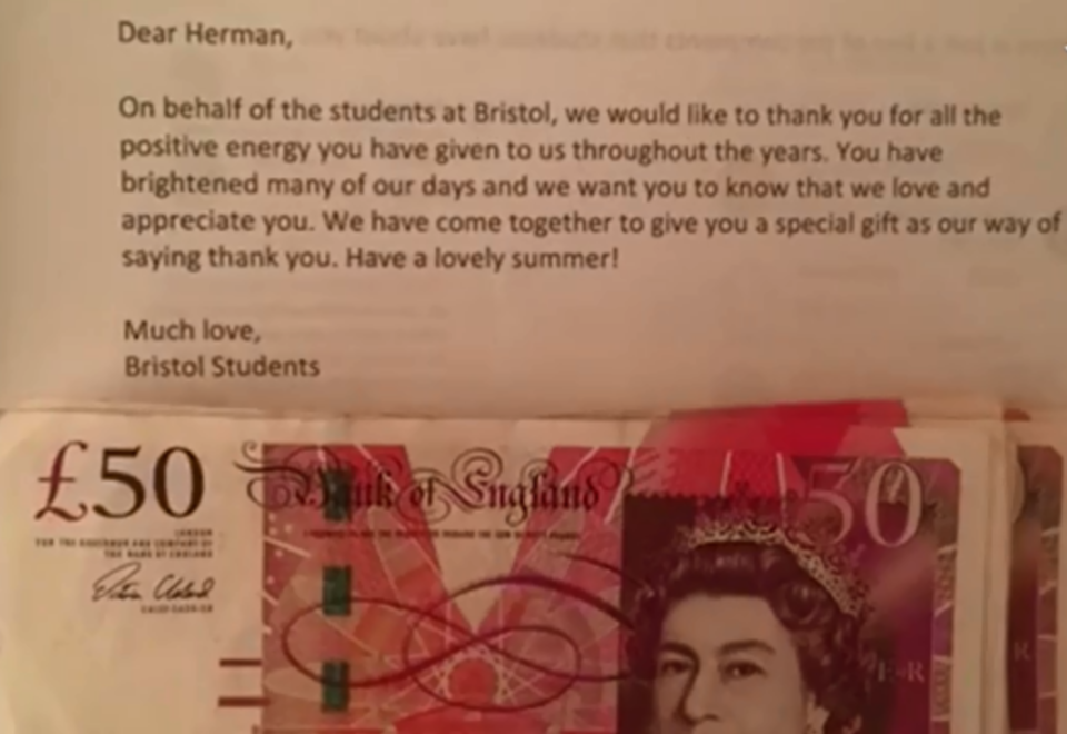 
Số tiền mà các sinh viên quyên góp được cùng với lá thư gửi tới "người truyền cảm hứng" của mình.