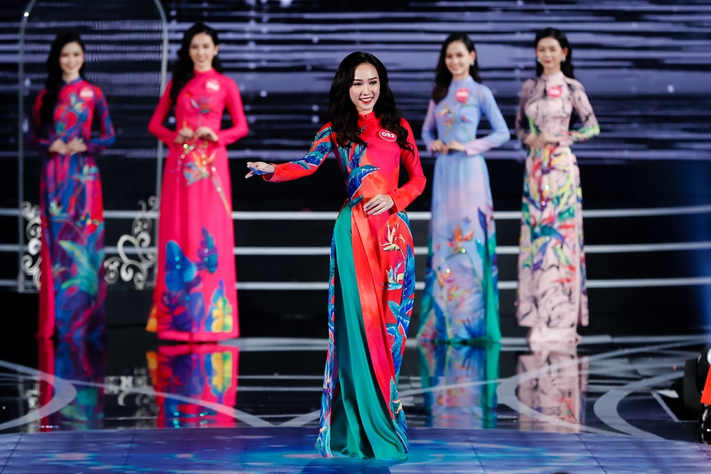 Chi Pu trình diễn bikini cùng top 30 thí sinh Chung khảo phía Nam Hoa hậu Việt Nam 2018