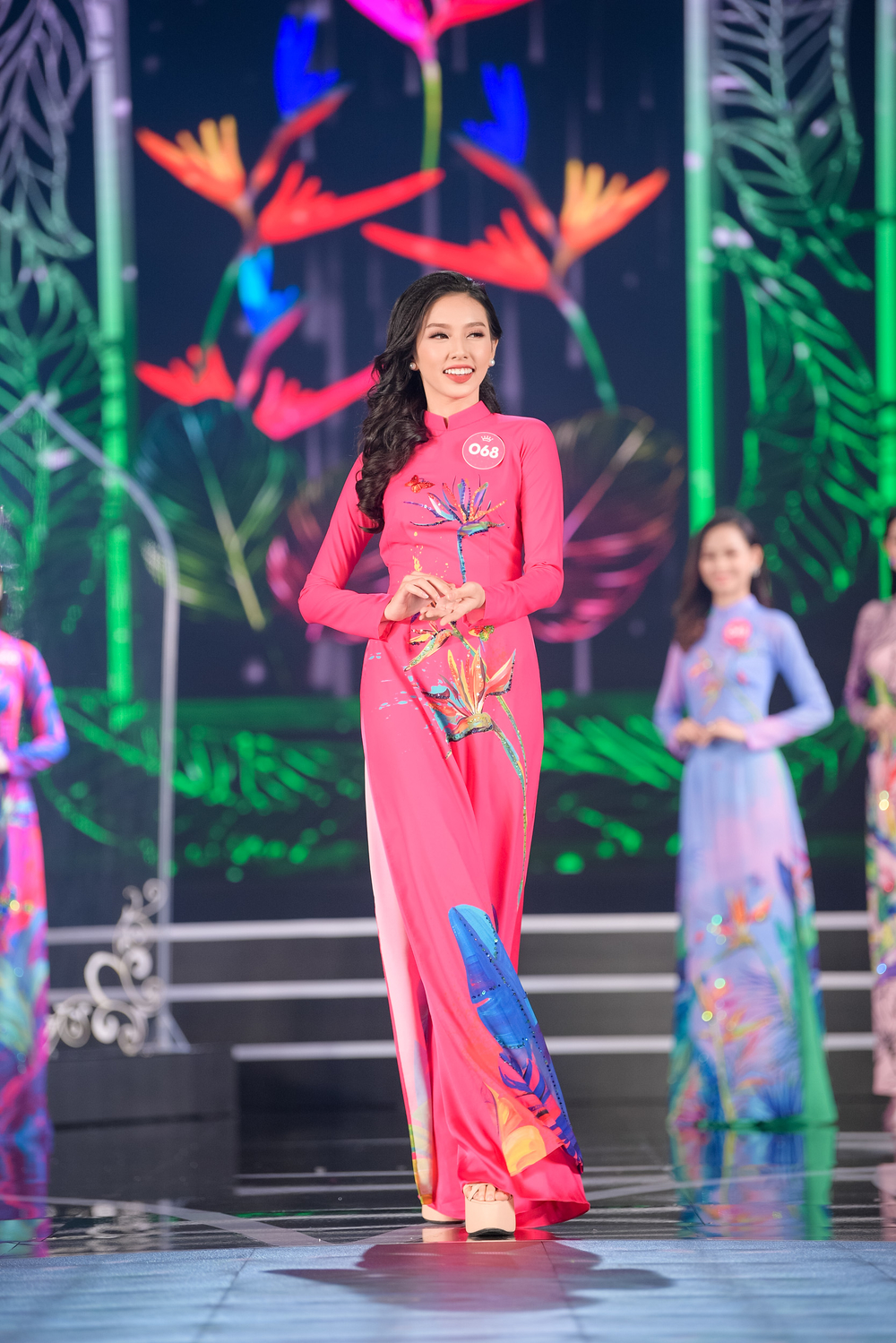 Chi Pu trình diễn bikini cùng top 30 thí sinh Chung khảo phía Nam Hoa hậu Việt Nam 2018