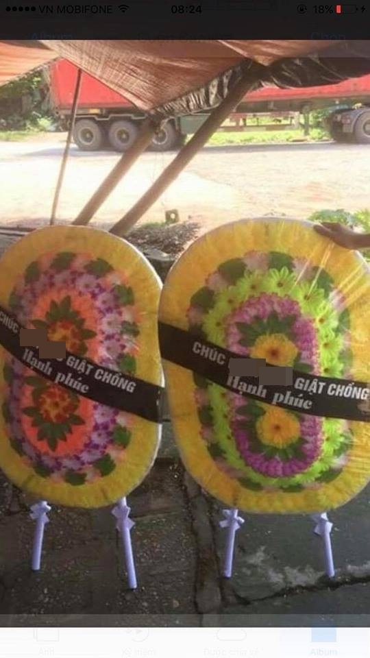 Thấy bố và nhân tình trẻ kết hôn, hai con gái gửi vòng hoa tang đến mừng cưới khiến CĐM xôn xao
