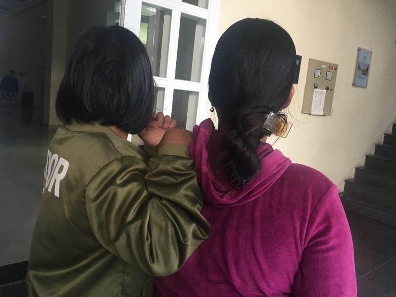 
Hai mẹ con chị T. đến Chi hội bảo vệ quyền trẻ em TP.HCM. Ảnh: Đào Trang