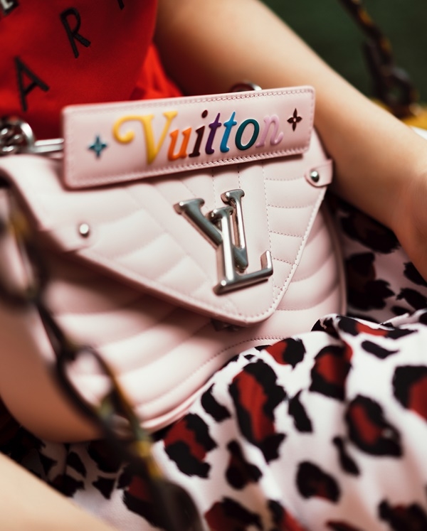 Chiếc túi đến từ thương hiệu Louis Vuitton, là một trong những item mới của BST New Wave có giá lên đến 1.990 USD, tương đương 46,2 triệu đồng.