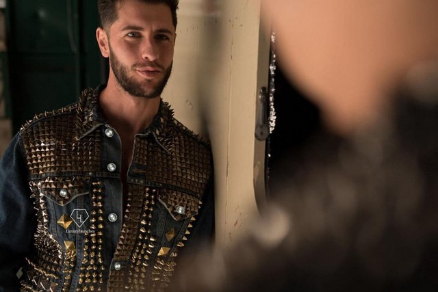 Để đem đến một sản phẩm hoàn thiện và chỉn chu nhất, đội ngũ thiết kế phải làm việc hết công suất trong hơn 3 tháng. Được biết, chiếc áo khoác Infinity đầu tiên được xuất xưởng thuộc về khách hàng là một nhạc sĩ nổi tiếng (giấu tên).
Để đem đến một sản phẩm hoàn thiện và chỉn chu nhất, đội ngũ thiết kế phải làm việc hết công suất trong hơn 3 tháng. Được biết, chiếc áo khoác Infinity đầu tiên được xuất xưởng thuộc về khách hàng là một nhạc sĩ nổi tiếng (giấu tên).