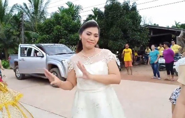 
Chân dung cô dâu "dũng cảm nhất" mạng xã hội Thái Lan