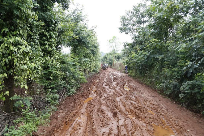 
Con đường dẫn vào nhà chú rể lầy lội bùn đất sau trận mưa lớn​