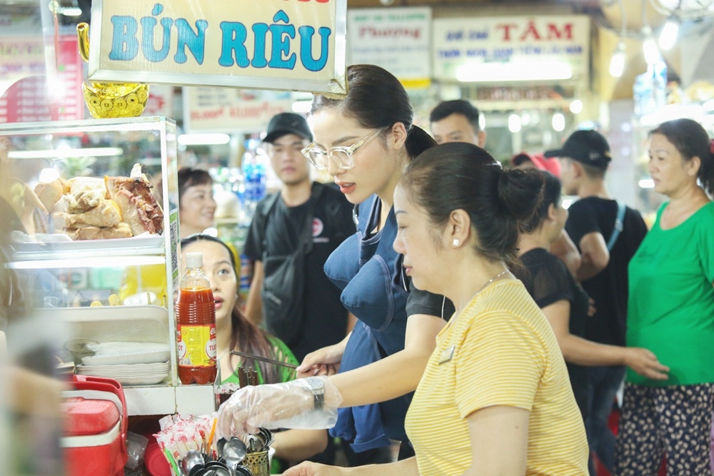 Hương Giang đầu gấu với Trấn Thành tại chợ để tranh giành địa bàn bán bún bò Bình luận bài viết này