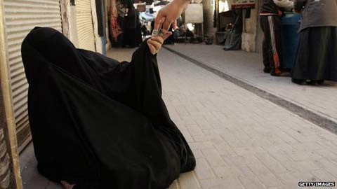 
Một người ăn xin trên phố tại Ảrập Xê-út​