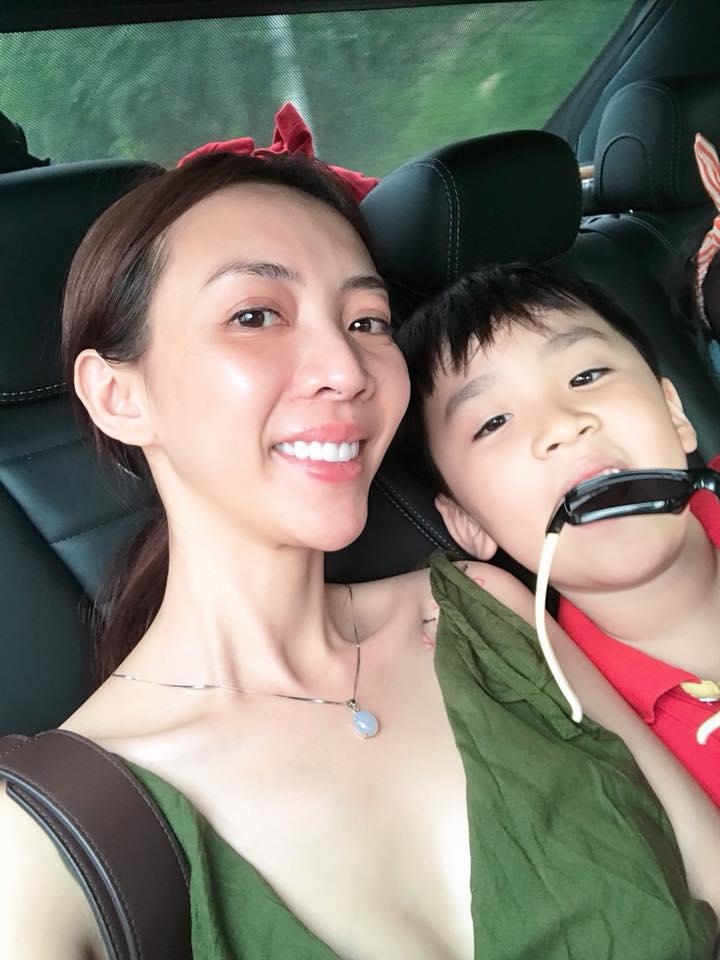 Khá nhiều bức ảnh trong thời gian gần đây của cô đều có sự thay đổi ngay phần cằm. - Tin sao Viet - Tin tuc sao Viet - Scandal sao Viet - Tin tuc cua Sao - Tin cua Sao