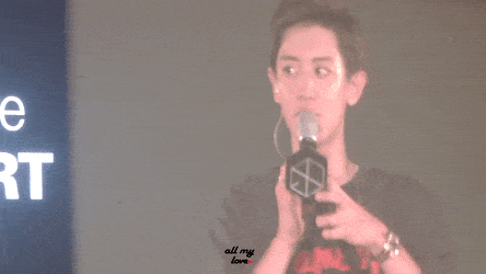 We usually see idols take off their earpieces on stage, but not everybody understand why they do it.