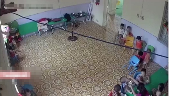 Hà Nội: Bé trai 2 tuổi bị cô giáo mầm non nhồi nhét thức ăn, dùng tay đánh liên tiếp vào người