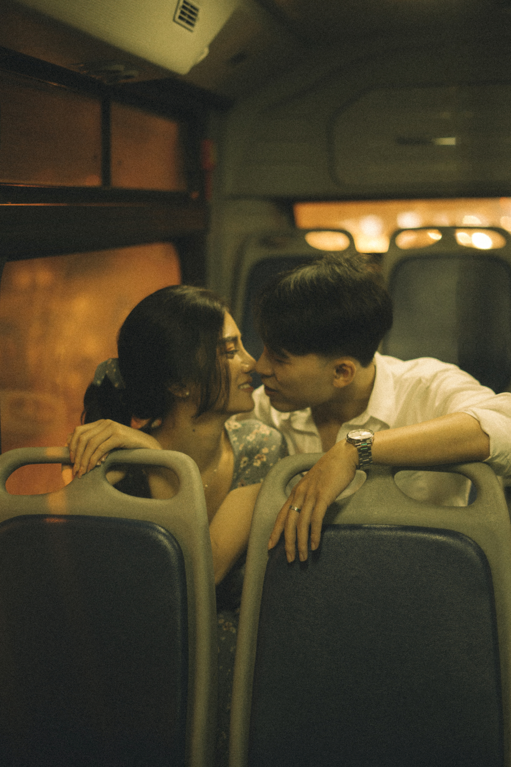 
Những khoảnh khắc đẹp đẽ trong tình yêu được ghi lại một cách nhẹ nhàng và nhiều cảm xúc - Ảnh: Thích Việt Hoàng