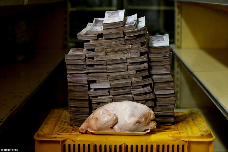 
Hay một con gà nặng khoảng 2,4kg có giá 2,20 đô la ở Mỹ (khoảng 51.000 đồng) thì ở Venezuela có giá đến 14,6 triệu bolivar.