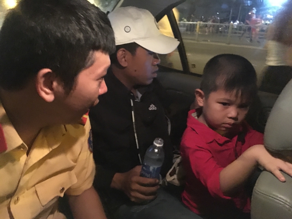 CSGT TP.HCM giúp bé 5 tuổi bị lạc tìm thấy mẹ trong đêm bắn pháo hoa mừng lễ Quốc Khánh