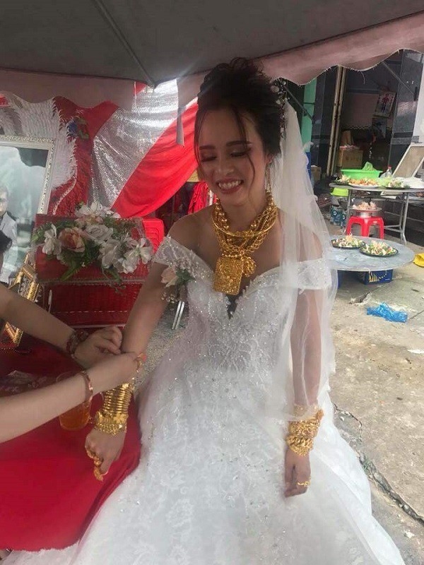 
Mọi người chỉ chú ý đến số vàng cô dâu đang đeo trên người thay vì nhan sắc - Ảnh: Internet