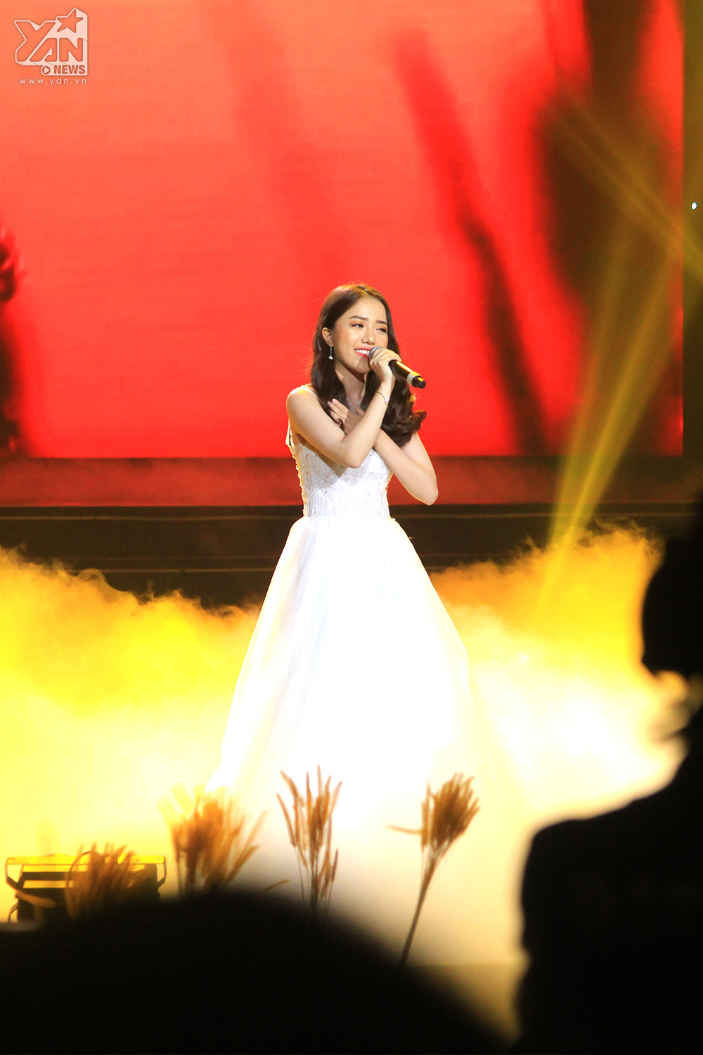 
Cô gái Phùng Khánh Linh đưa khán giả chìm đắm vào giọng ca ngọt ngào và giai điệu nhẹ nhàng của Hôm nay tôi buồn.