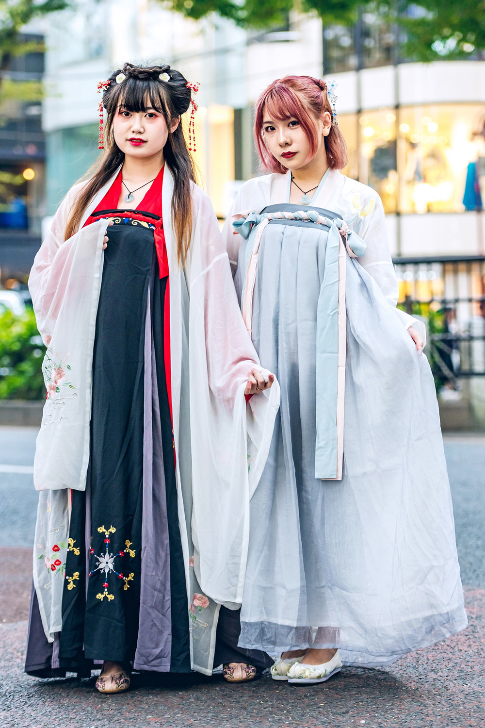  Trang phục cổ trang cũng được 2 bạn nữ này muốn mang đế thế giới nền văn hoá dân tộc.