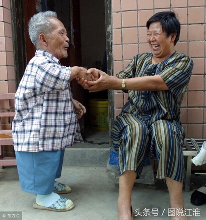 
Trong ảnh, hàng xóm bắt tay chúc mừng ông Mao có vợ mới