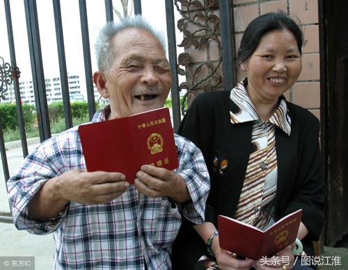 
Ông Mao đang cho mọi người thấy giấy chứng nhận kết hôn với người vợ thứ năm của mình