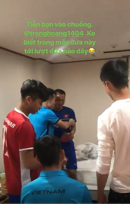 
Các tuyển thủ Việt Nam tặng lì xì mừng đám cưới Trọng Hoàng.