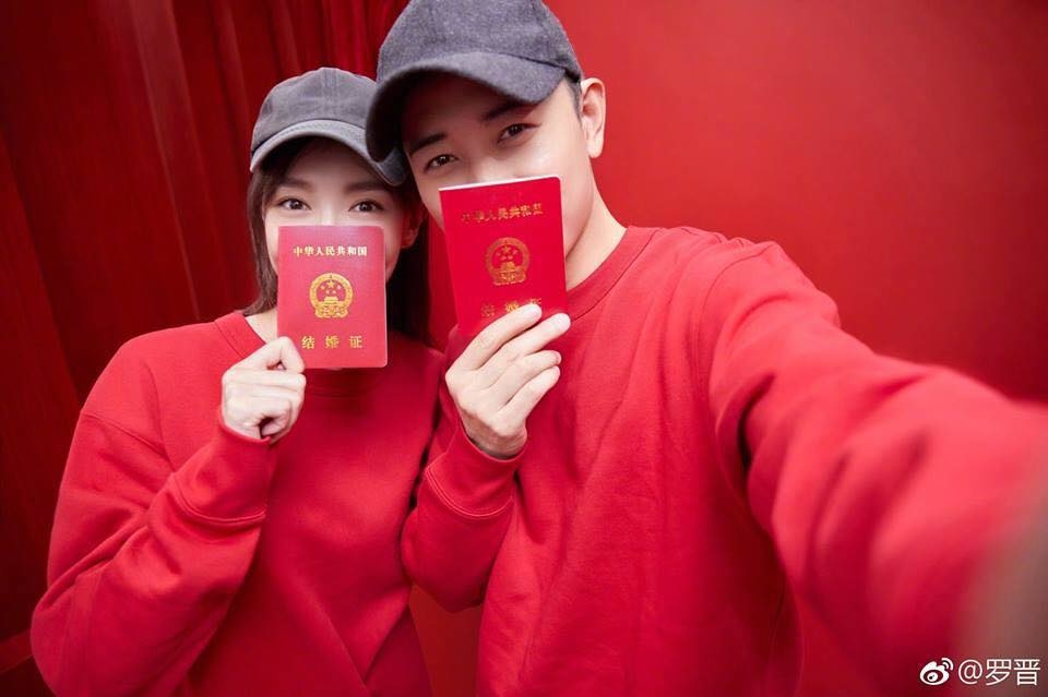 
Cặp đôi khoe giấy chứng hôn trên Weibo.