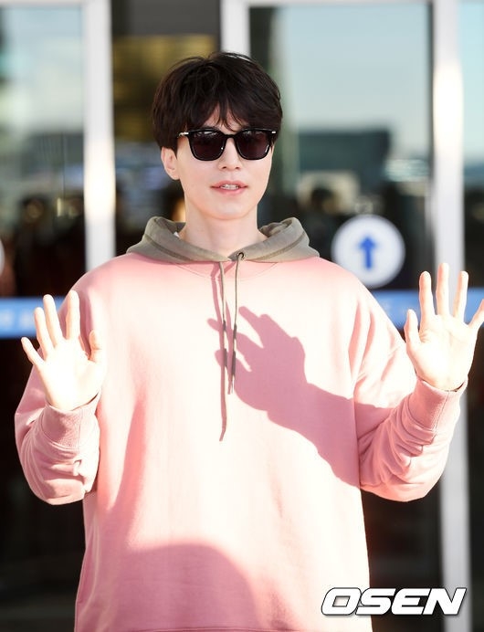 Lee Dong Wook appeared at Incheon airport took a flight to Taiwan