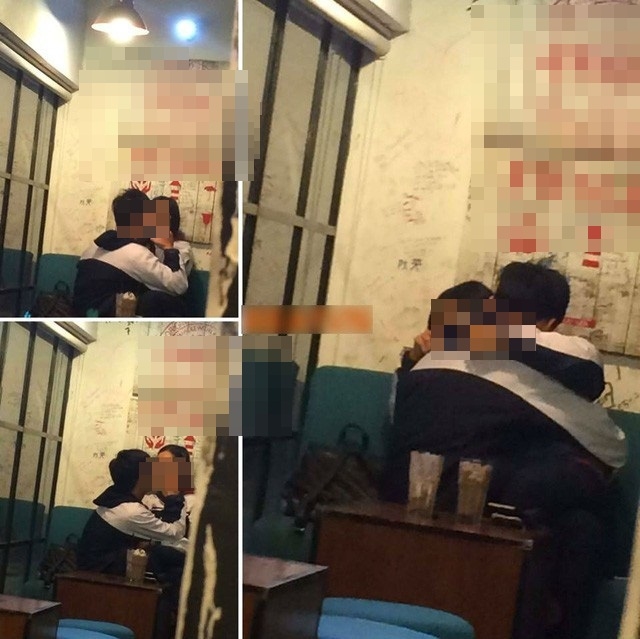
Cặp đôi mặc đồng phục âu yếm nhau trong một quán cafe gây phản cảm - Ảnh: Internet