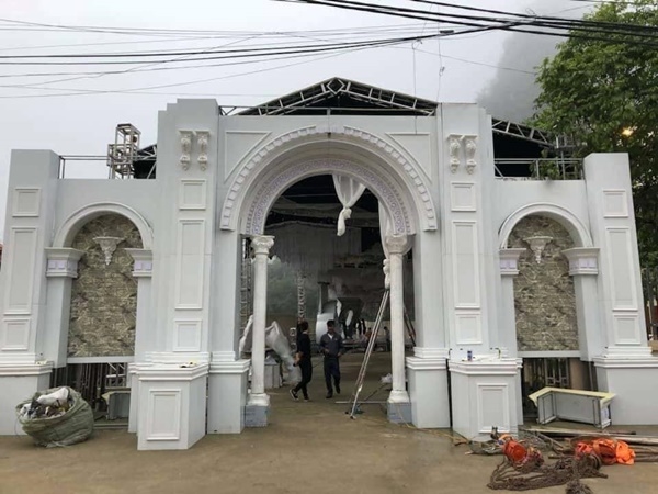 
Cổng vào đám cưới cũng được xây lại thành màu trắng như cổng cung điện - Ảnh: Internet