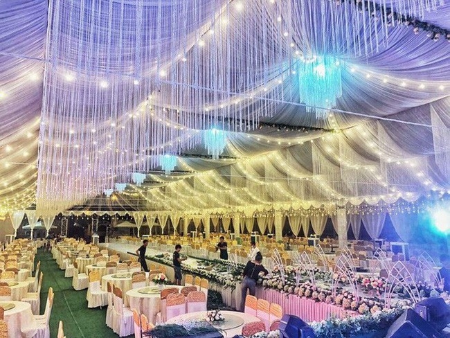 
Không gian tiệc cưới được thiết kế với hai màu chủ đạo vàng và trắng - Ảnh: Internet