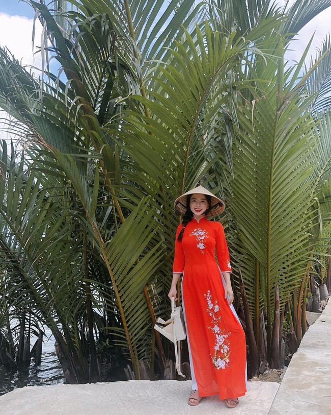 Nữ hoàng nội y xứ Kim Chi thăm thú Hội An, khoe ảnh mặc áo dài đội nón lá khiến fan Việt bấn loạn