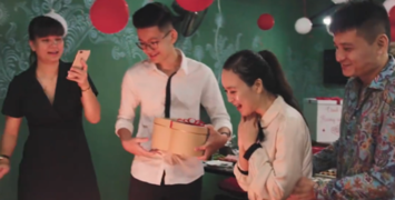 Chuyện lạ có thật: Vợ cũ cùng các con đích thân chuẩn bị đại tiệc kỷ niệm 3 năm của chồng và vợ mới Chuyện lạ có thật: Vợ cũ cùng các con đích thân chuẩn bị đại tiệc kỷ niệm 3 năm của chồng và vợ mới