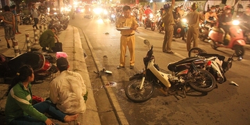 TP. HCM: Tài xế "xe điên" tẩu thoát sau khi tông hàng loạt xe máy khiến 5 người thương vong TP. HCM: Tài xế "xe điên" tẩu thoát sau khi tông hàng loạt xe máy khiến 5 người thương vong