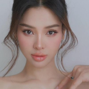 Phương Trinh Jolie bầu bì vẫn chăm "dặm phấn son" như thời son rỗi