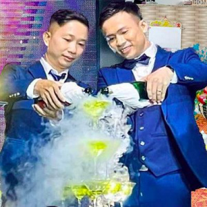 Cặp đôi LGBT nam tổ chức đám cưới, họ hàng vui mừng chúc phúc