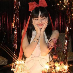Lisa (BLACKPINK) biến hóa đa dạng phong cách trong mỗi dịp sinh nhật