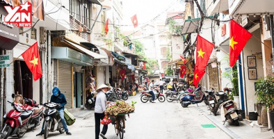 Đường phố Hà Nội rực sắc cờ hoa trong ngày Tết độc lập của dân tộc