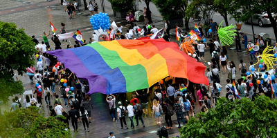 Cộng đồng LGBT Sài Gòn diễu hành rầm rộ trên phố đi bộ Nguyễn Huệ