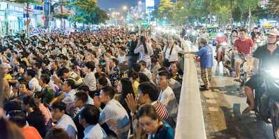 Hà Nội: Đại lễ Vu Lan, hàng nghìn người ngồi tràn lên lòng đường nghe giảng kinh báo hiếu cha mẹ