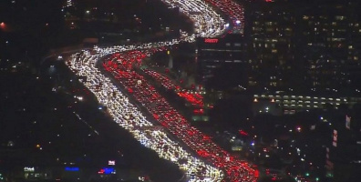 Choáng với con đường dài hàng trăm mét tại Los Angeles được phủ sáng trong ngày lễ Tạ ơn
