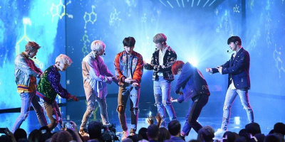 BTS khiến cả khán phòng “đứng ngồi không yên” khi biểu diễn hit lớn trên sân khấu AMAs