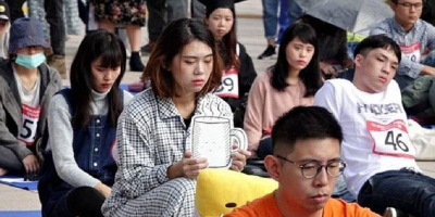 Thi gì mà kỳ lạ, bạn chỉ cần "Ngồi im như pho tượng" trong 90 phút là chiến thắng