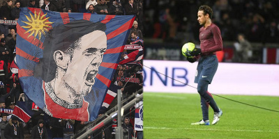 Neymar bị cổ động viên la ó vì giành penalty của Cavani