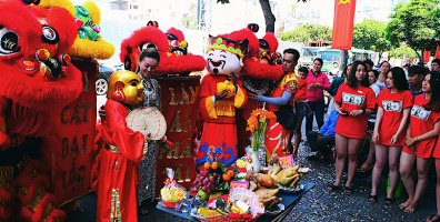Mùng 6 ngày "lành", khắp đường phố Sài Gòn rộn ràng tiếng trống múa Lân mừng khai trương