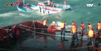 Căng thẳng đến "ngộp thở" quá trình giải cứu 12 ngư dân chìm dần giữa biển, hệt như phim hành động!