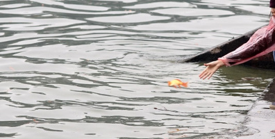 Hà Nội: Thả cá tiễn Táo quân về trời, người phụ nữ trượt chân ngã xuống hồ tử vong