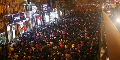 Dòng người tràn ra lòng đường dài hàng km để cầu an tại chùa Phúc Khánh trong tối rằm tháng Giêng